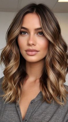 Embrace fall with bronde balayage! Discover the warm, natural tones that are trending this season #fallhaircolor #brondebalayage #autumnhair #fallhairtrends #brondehair #fallbalayage #hairinspo #brondehighlights #sunkissedhair #fallhairideas Light Brown Balayage Hair Blonde, Light Brown Hair With Ombre, Honey Hair Balayage Brunettes, Caramel And Brown Highlights, Balayage For Brown Hair Straight, Bayalage Brunette Short Hair Straight, Babylights On Dark Hair Short, Balayage Brown Short Hair, Neutral Caramel Balayage