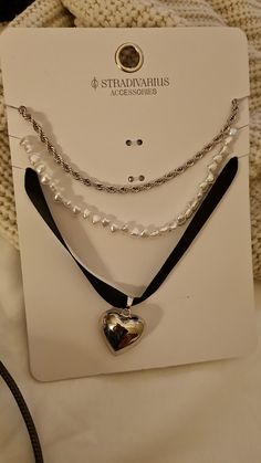 #coquette #dollettecore #priscillapresley Hearts Necklace, Jewelry Coquette, Coquette Accesorios, Coquette Silver Jewelry, Coquette Stuff, Coquette Accessories, Coquette Necklace, Priscilla Necklace, Coquette Jewelry