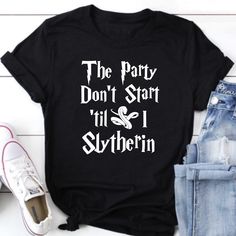 Funny Slytherin: The Party Don't Start Til I Slytherin Slytherin Party, House Slytherin, Slytherin Funny, Harry Potter Tee, Harry Potter Tshirt, Rain Design, Slytherin House, Wizarding World, Unisex Shirts