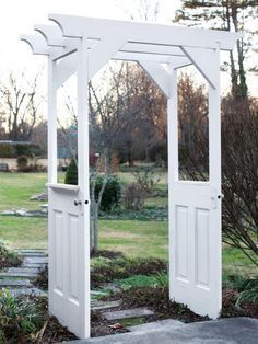 Create a charming entryway for your garden from a pair of old doors. Pergola Entrance, Door Arbor, Door Projects, Koti Diy, Pergola Diy, Hardscape Design, Metal Pergola