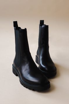 Vagabond Kenova mid calf black leather chelsea boots. This comtemporary style has a chunky sole, rounded toesm and pull-on tabs. Shaft height 216mm, shaft width 255mm, heel height 40mm. 40mm chunky outsole. Cow leather upper, tpr outsole, textile lining, goat leather inner sole. PIPE AND ROW Midcalf Chelsea Boots, Vagabond Chelsea Boots, Wide Chelsea Boots, Vagabond Kenova Boots, Mid Calf Chelsea Boots, Black Boots Woman, Flat Boots Outfit, Flat Black Boots, Vagabond Kenova