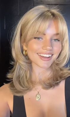 messy short hair, short layered haircuts, messy pixie haircut, medium layered hair Hairstyles For Layered Hair, Blonde Hair Inspiration, Haircuts For Medium Hair, Short Hair Haircuts, Cut My Hair, Medium Hair Cuts