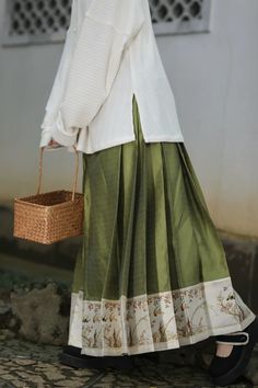 A simple, yet gorgeous Ming Dynasty skirt, trimmed with sparrows and cherry blossoms. 

This Mamian skirt 马面裙 (horse face skirt) with a contrasting Lan 襕 (brocaded design hem) has a delightfully light touch to it. In calming matcha and cream colors, this historical skirt can be worn with a variety of modern tops. 

Nuwa Hanfu Historical Skirt, Mamian Skirt, Dye Painting, Painting Cottagecore, Ming Dynasty Hanfu, Face Skirt, Modern Hanfu, Modern Tops, Horse Face