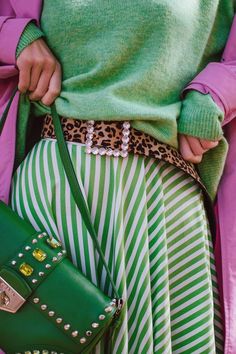 Green Outfits For Women, Pink Trench Coat, Fall Inspiration, Moda Chic, Wear Green, Green Outfit, Cute Fall Outfits, Fall Fashion Outfits, Mode Vintage