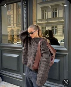 @easyclothesusa / Fall outfits women, brown sweater outfit idea, fall outfits. Source: unknown European Closet, Traje Cowgirl, Nyc Outfits, Kadeřnické Trendy, Chique Outfit, Vlasové Trendy, Downtown Outfits, Fashion 90s, Looks Street Style