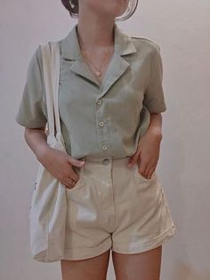 5 passos simples para encontrar seu estilo pessoal: dicas e inspiração Study Out Outfit, Cute Spring Outfits Aesthetic Korean, Button Up Fashion Women, Dark Academia Summer Outfit Shorts, Short Korean Outfit, Korean Shorts Outfits Women, Versatile Clothing Pieces, Timeless Spring Outfits, Boss Babe Outfits Classy