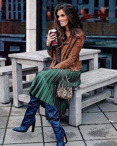 Elegant Skirt Outfits, Skirt Outfits With Boots, Types Of Boots, Midi Skirt And Boots, Accordion Skirt, Pleated Skirt Dress, Stylish Photo Pose, Skirts With Boots, Elegant Skirt