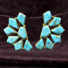 Natural Turquoise Gold Plated Flower Earrings Jewelry for Women Product Details : Gemstone : Natural Turquoise Metal : Brass Material : Gold Plated Brass & Gemstone Weight : 19.03 Gram Approx Stone Size : 14 x 10 MM Approx (fancy cut) 12 x 8 MM Approx (Kite Shape) Product Code : HE-1696 ✤✤ Made To Order ✤✤ ✤✤ Handmade Item ✤✤ Buy these beautiful earrings and give best choice to your loved once. ❱❱ G EM S T O N E D E T A I L ❰❰ **Gemstone structure may vary from the image as two gemstones do not Turquoise Statement Earrings, Handmade Turquoise Earrings, Turquoise Stud Earrings, Earrings Handmade Dangle, Real Turquoise, Earring Gift, Earring Gold, American Turquoise, Flower Plates