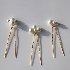 This set of 3 hair pins will make your look chic. Beautiful finish of Majorica pearl perfect for brides or bridesmaid and any special occasion. Details: HANDMADE IN FRANCE ♥ Majorica pearl - organic man made pearls, came from the Spanish Isle of Majorca. Tarnish resistant jewelry wire.  ♥ Set of 3 pins. You can add some flower hair pins to complete your wedding hair style. Flower pins you will find here: https://www.etsy.com/fr/shop/MyosotisdAlena?ref=seller-platform-mcnav&section_id=22447975 SHIPPING ♥ Pins will arrive from France in a gift box with my brand logo. ♥ International standard shipping with tracking number. If you have any questions or custom order please contact me - I'm happy to help you. Flower Hair Pins, Bride Hair Accessories, Pearl Hair Clip, French Hair, Pearl Bridal, Wedding Hair Pins, Flower Hair Pin, Jewelry Wire, Pearl Hair