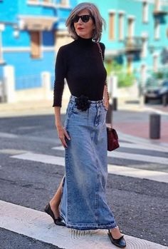 Denim Maxi Skirt Outfit Spring 2024, Denim Jeans To Skirt, Denim Long Skirt Outfit Ideas, How To Style A Long Denim Skirt, Long Jean Skirt Outfits Winter, Denim And Black Outfits, Long Denim Skirt Outfit Street Styles