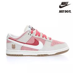 Cute Kicks, Cute Shoes For Back To School, Women’s Nike Dunks, Pink Sneakers With Embroidered Logo For Streetwear, Casual Sneakers With Pink Accents For Streetwear, Cute Nike Dunks, Cute Aesthetic Shoes, Cute Dunks, Pink Nike Dunks