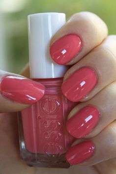 round nails. coral pink polish. Essie Nail Polish, Essie Nail, Autumn Nails, Nail Designs Summer