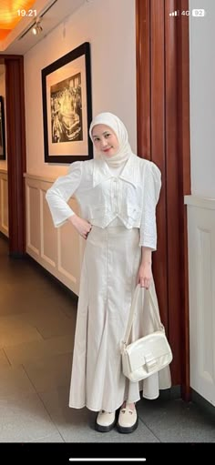 Ootd White Dress Hijab, Nude Outfits Hijab, Outfit Vintage Hijab, Outfit Hijab Simple, Ruffle Skirt Outfit, Kondangan Outfit