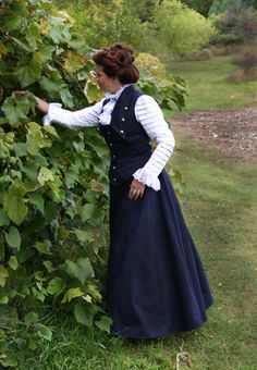 Victorian Vest, Edwardian Woman, Edwardian Skirt, Walking Skirt, Dragon Moon, Edwardian Costumes, V Shape Cut, Edwardian Dress, Edwardian Style