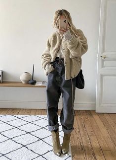 Look Boho Chic, Fashion Week 2024, Boots Outfits, Outfit Trends, Eclectic Fashion, Jeans White, Grey Jeans, 2024 Fashion