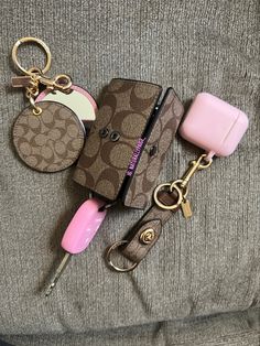 Car Keychain Ideas, Preppy Car Accessories, Preppy Car, Girly Car Accessories, Inside My Bag, Purse Essentials, Handbag Essentials