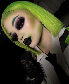 Beetlejuice Makeup Black Female, Beetlejuice Costume For Women, Bettel Juice Makeup, Beetle Juice Eye Makeup, Beetle Juice Makeup Halloween, Bettle Juice Halloween Costume Women, Womens Beetlejuice Costume Diy, Bettle Juice Make Up Women, Beetle Juice Cosplay