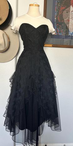 Vintage schwarze Spitze Party/Halloween Kleid Hersteller: Ungefähre Maße: Achsel zu Achsel: 16 " Taille: 33 cm Hüfte: Offen Gesamtlänge: 111 cm Spaß und kokette schwarze Spitze und Satin Party Rüschenkleid mit Sweetheart Ausschnitt. Talon Reißverschluss auf der Rückseite. Mit kleinem Reifrock darunter abgebildet. Wäre toll als ein Halloweenkostüm oder für den Abschlussball. In tollem Vintage Zustand für das Alter, keine Mängel zu beachten. Bitte überprüfen Sie die Maße, um eine korrekte Passform Soirée Halloween, Dress Maker, Dress With Sweetheart Neckline, Black Ruffle Dress, Party Halloween, Fashion 101, Halloween Dress, Black Ruffle, Black Laces