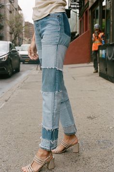 Durante estas últimas temporadas se ha estado gestando una divertida tendencia en torno al denim que bebe de una interesante fusión entre diferentes culturas urbanas, firmas innovadoras como Vetements (que todas adoran), el DIY de la red y el street style de las semanas de la moda. Dezdemon fashion trend Collage Vintage Harper\'s Bazaar It fashion Los […] Patchwork Jeans Outfit, Fashion Trend Board, Trendy Swimwear, Outfit Jeans, Patchwork Jeans, Street Style Trends, Jeans Diy