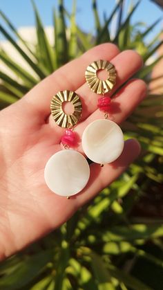 BOW EARRINGS Estos pendientes de lazo son super tendencia, completan tu look por su delicado y especial diseño.  Es un regalo original para personas muy especiales ♡ Su peso ligero los hace cómodos de llevar todo el día y serán un complemento ideal para cualquier ocasión. Hechos a mano en arcilla polimérica y acero inoxidable hipoalergénico. Muy cómodos y ligeros.  Largo 5cm Cada par es único y tiene un patrón individual, por lo que tienes una pieza única y especial solo para ti ♡ Si quieres estar al dia de todas las novedades sígueme en instagram @amore_ceramic ♡ Clay Coquette, Aesthetic Earrings, Coquette Bow, Bow Earrings, Dangle Drop Earrings, Spain, Drop Earrings