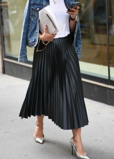 Pleated Skirt Flowy Skirt With Pleated Fabric. Hidden In-Seam Side Zip Closure. Size : M Black Pleated Skirt Outfit, Pleated Skirt Outfits, Rok Outfit, Black Skirt Outfits, Outfit Elegantes, Pleated Skirt Outfit, Chique Outfit, Leather Pleated Skirt, Pleated Long Skirt