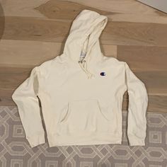 Nwot - Tags Were Taken Off But Was Never Worn - Super Comfy - Great Quality - Perfect Condition Champion Hoodie Mens, White Champion Hoodie, White Hoodie Men, Yellow Hoodie, Hoodie Fits, Champion Reverse Weave, Vintage Champion, Champion Hoodie, Colorful Hoodies