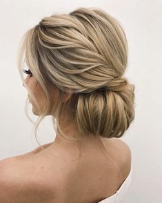 Whether a classic chignon, textured updo or a chic wedding updo with a beautiful details. These wedding updos are perfect for any bride looking for a unique Sanggul Modern, Goddess Vibes, Wedding Instagram, Holiday Hair, Elegant Wedding Hair, Peinados Recogidos, Best Wedding Hairstyles, Low Bun, Penteado Cabelo Curto