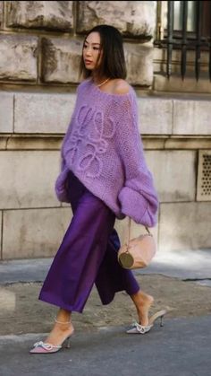 Street Style Chic Summer, Spring Travel Outfits 2023, Knit Outfit Ideas, Paris Fashion 2023 Street Style, Cool Street Fashion 2023, Summer 2023 Fashion Trends Street Style, Style Trends 2024, Paris Fashion Week 2023 Street Style, Street Style Trends 2023