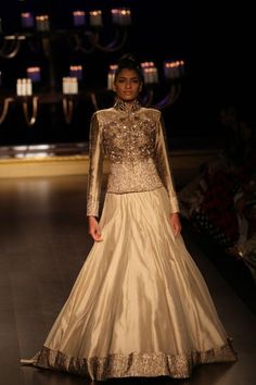 dcw14d5s1manishmalhotrarunway016-jpg Gray Lengha, Anarkali Suits Designer Latest, Manish Malhotra Anarkali, Ghaghara Choli, Manish Malhotra Collection, Gold Outfits, Anarkali Suits Designer, Indian Closet, Golden Fashion