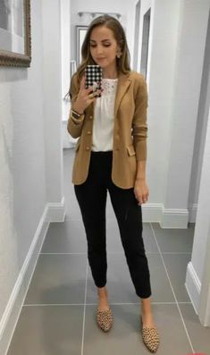 Fall Business Casual Outfits 2024, Business Casual With Flats, Womens Professional Outfits, Courtroom Attire Women, Work Attire Women, Elegantes Outfit Damen, Interview Outfits, Camel Blazer, Fashionable Work Outfit