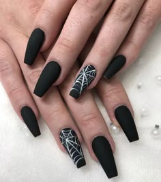 Halloween Nails 2023 Coffin, Simple Goth Nail Art, Acrylic Black Nails Designs, Simple Goth Nails Short, Grunge Halloween Nails, Acrylic Nails Black Designs, Pretty Halloween Nails Acrylic, Emo Black Nails, Nail Art Black Aesthetic