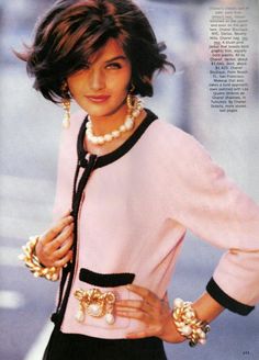 Mode Ab 50, Wearing Pearls, Elegante Y Chic, Mode Chanel, Chanel Jacket, Peter Lindbergh, Chanel Couture, Chanel Fashion, Moda Vintage