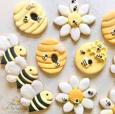 Leckere Vanillekekse mit Zuckerguss dekoriert. Cutout Cookie, Elegant Engagement Party, Cookies Decoradas, Bee Cakes, Spring Cookies, Bee Birthday