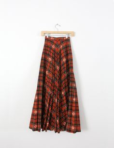 Black Plaid Skirt Outfit, Plaid Maxi Skirt, 70s Plaid, Black Plaid Skirt, 70s Skirt, Plaid Skirt Outfit, Skirt Aesthetic, Black And White Plaid, Wool Skirt