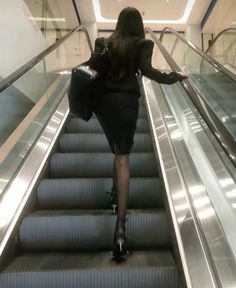 Corporate Goth, Woman In Suit, Stylish Work Attire, Beauty Life, Work Wardrobe, Business Attire, Classy Women, Business Outfits, Office Fashion