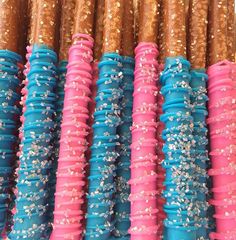 there are many pink and blue straws lined up in a row on the table