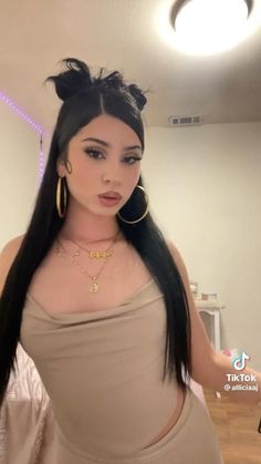 Right Side Hair Part Hairstyles, Baddie Hairstyles For Big Foreheads, Cute Simple Hairstyles Latina, Hairstyles For Straight Hair Baddie, Kali Uchis Concert Hairstyles, Baddie Hairstyles For Round Faces, Cute Hairstyles For Mexican Hair, Medium Baddie Hairstyles, 2000s Latina Hairstyles