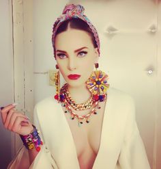 Latin Fashion, Mexico Fashion, Latina Outfit, Mexican Outfit, Mexican Women, Look Formal, Colorful Accessories