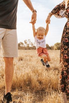 Fam Photoshoot Ideas, Family Maternity Announcement Pictures, Second Baby Photoshoot, Announcement Photos With Toddler, Family Maternity Outdoor Photoshoot, Toddler Maternity Photos, Family Maternity Pictures Summer, Baby 2 Announcement Photoshoot, Family Photoshoot Pregnant