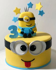 15 Super-Cool Minion Cake Ideas | The Bestest Ever! Minion Cake Tutorial, Cake Designs For Boy, Minion Birthday Party, Cake Templates