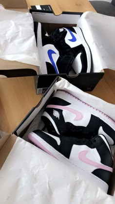 Yeezy Boots, Trendy Shoes Sneakers, Jordan Shoes Girls, Pretty Shoes Sneakers, All Nike Shoes, Shoes Outfit Fashion, High Heel Sneakers, Cute Nike Shoes, Fresh Shoes