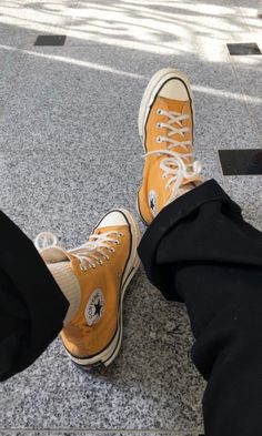 Gudetama Outfit, Converse Aesthetic Vintage, Yellow Converse Aesthetic, Orange Converse Outfit, Converse High Outfit, Yellow Converse Outfit, Fnaf Irl, Converse Outfit Men, Yellow Shoes Outfit