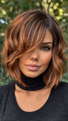 Stunning Perfect Hair Color Ideas with Fall Hair Colors Copper Highlights! Short Auburn Hair With Highlights, Red Highlights In Brown Hair, Trendy Fall Hair Color, Ponytail Hairstyles Easy, Fall Hair Trends, Perfect Hair Color, Dark Brunette Hair, Short Brown Hair, Black Hair With Highlights