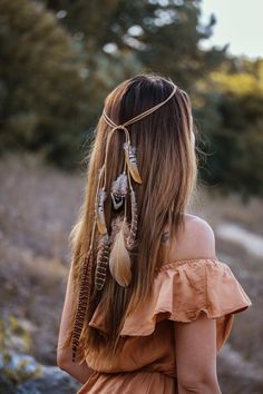 This boho feather headband is made with natural cruelty free feathers in the brown palette. The size of the feathers vary about 7 to 17cm. The headpiece is also available as a feather hair extension (the suede cord with all feathers is attached to a brown hair clip). ➳Each feather headpiece is hand crafted with love which make it unique and slightly different. ➳Comfortable and easy to wear, the feather headband is fully adjustable to any head sizes with an adjustable knot. ➳All boho headpieces are packed with care for a safe transit to your home. Please note that actual colors may differ slightly from their appearance on different displays. If you have any questions, feel free to contact me. ❣ Thank you for your visit ❣ Boho Hair Feathers, Feather Hair Band, Diy Hair Feathers, Feathers In Hair, Feather Headbands, Boho Feather Headband, Feather Hair Accessories, Bohemian Headpiece, Boho Hair Accessories