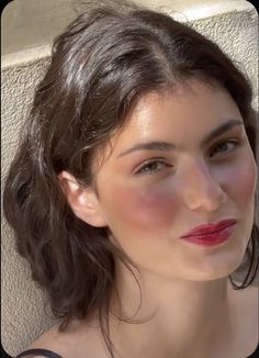 Natural Blush Makeup Look, Flushed Makeup Look, Parisian Makeup, French Girl Makeup, Strawberry Makeup, French Makeup, Yves Rocher, Glowy Makeup