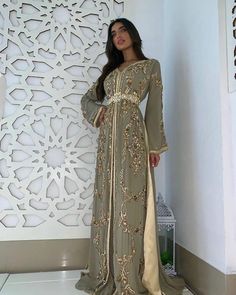 Moroccan Dresses, Moroccan Kaftan Dress, Arabian Dress, Estilo Hijab, Moroccan Clothing, Nikkah Dress, Kaftan Designs, Moroccan Kaftan, Gaun Fashion