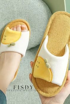 Fisdy - Ropa de casa de otoño de alta calidad: Zapatillas unisex de algodón y lino con suela antideslizante duradera Couple Slippers, Home Wear, Shoe Size Chart, Autumn Home, Slippers, Yellow, High Quality, How To Wear, Clothes