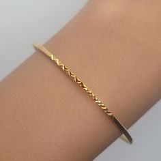 Elevate your style, your outfits, and your jewelry collection with this handmade gold diamond cut bangle bracelet. This stunning piece features intricate detailing that will make showcases craftsmanship, adds beauty to any outfit, and makes it a perfect gift. Please check out the chart in the photos to know your size. ◾D E T A I L S: 1.5 mm round real solid gold wire ▪M A T E R I A L: This bangle bracelet is all handmade with care with the highest and bestest quality real gold ▪D E S I G N: The Solid Gold Bangle, Minimalist Bangle, Gold Armband, Ringe Gold, Gold Bangle Bracelet, Gold Bangle, Unique Gifts For Her, Handmade Gold, Gold Wire