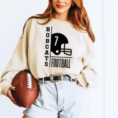 Cheap Sweatshirt With Team Name For Fans, Sports Sweatshirt Outfit, Football Sweater Ideas, Sports Shirts Ideas, Team Shirt Designs, Football Shirt Designs, Football Diy, Football Cheer