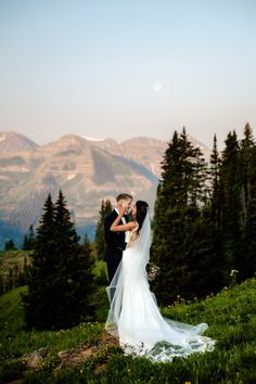 Your ULTIMATE location guide to the best places to elope in Colorado. Discover alpine lakes, epic mountains, aspen forests and more. Colorado elopement locations | colorado elopement inspiration | best place to elope | how to elope in colorado | where to elope in colorado | colorado elopement ideas | colorado elopement photography Crested Butte Colorado